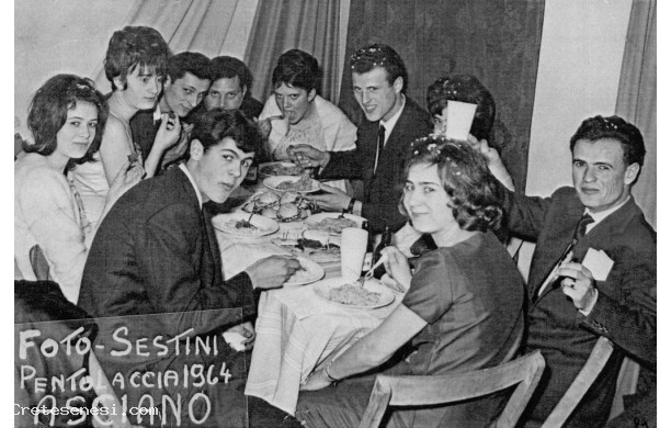 1964 - Gruppo di amici a cena per la Pentolaccia