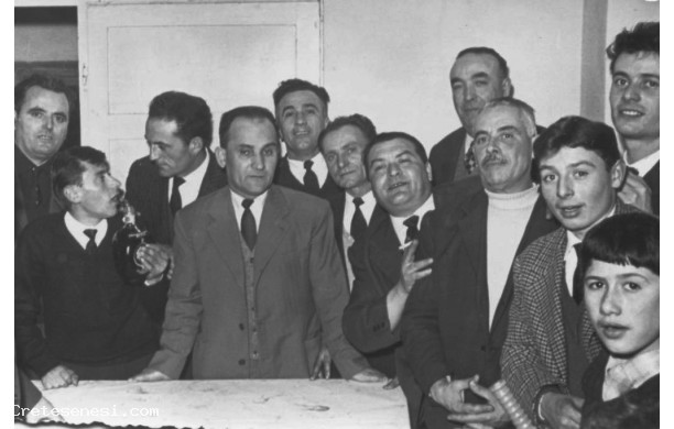 1962 - Allegra brigata che brinda con il Vecchia Romagna