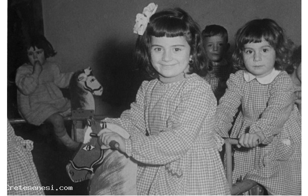 1956 - Bambini sulla giostra di ferro