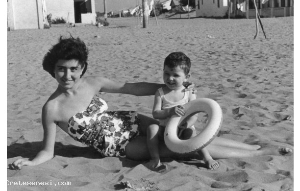 1964? - Alberto e Vera sulla spiaggia