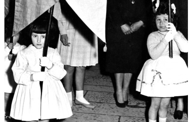1961 - Due coetanee a processione