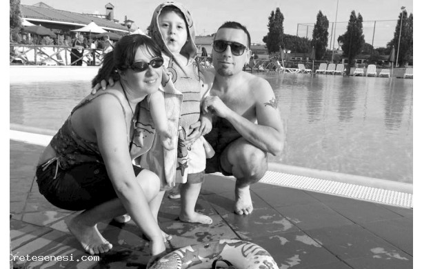 2013, Luglio - Alessandra con i suoi a bordo piscina