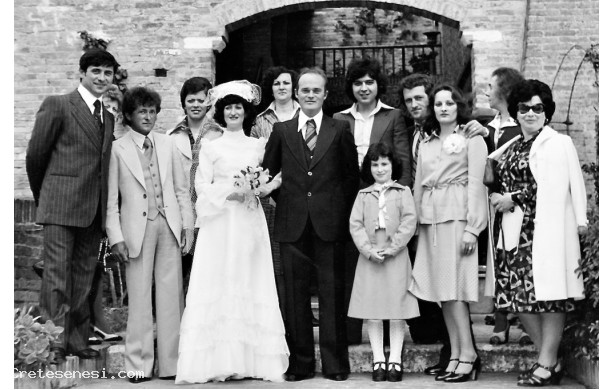 1976 - Alessandra e il marito circondati dai parenti