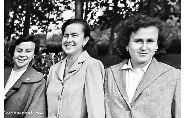 1955, Lunedì di Pasqua - Tre amiche vestite a festa
