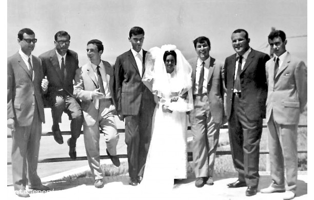1966, Sabato 9 Luglio - Gli sposi con gli amici nella terrazza sul mare
