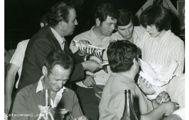 1963 - Discussione durante una cena sociale della Virtus
