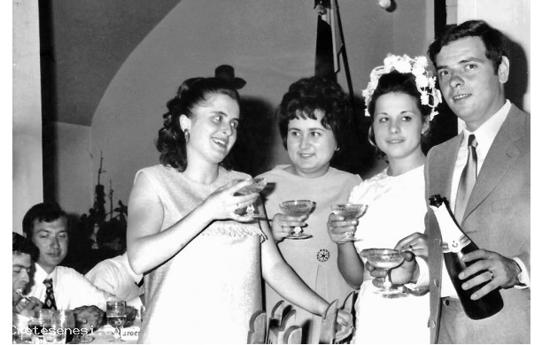 1969, Luned 15 settembre - Franco e Angela, gli sposi con alcune amiche