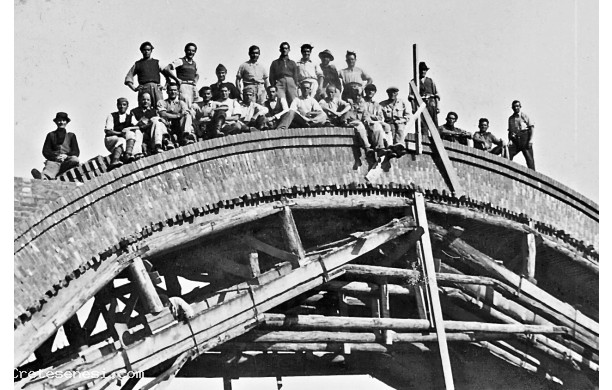 1945 - Si ricostruisce un ponte distrutto durante la guerra