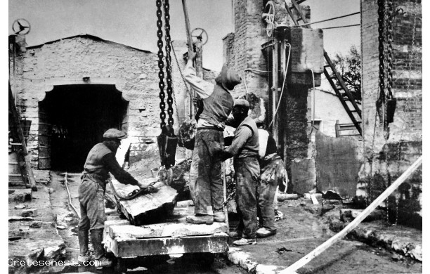 1928 - Operai intenti al sollevamento di un blocco con l'argano