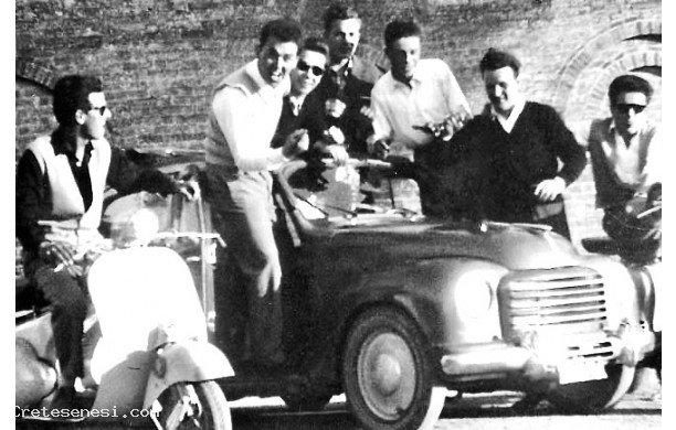1953 - Giovani con auto e moto