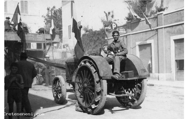 1940 - La tribbiatura in Piazza : il trattore in primo piano