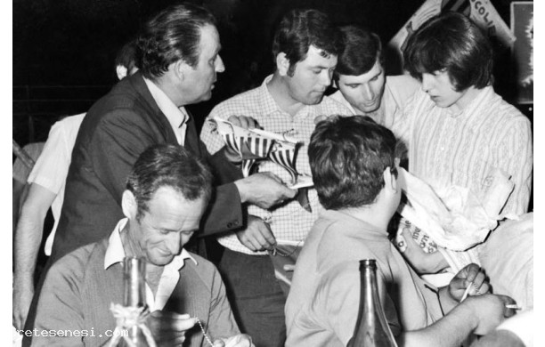 1963 - Discussione durante una cena sociale della Virtus