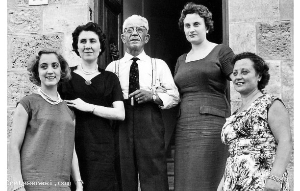 1958, Domenica 31 Agosto - Francesco circondato dalle belle donne