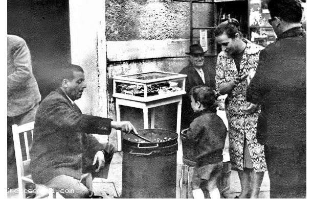 1959 - Le castagne arrosto e la vetrina dei chicchi