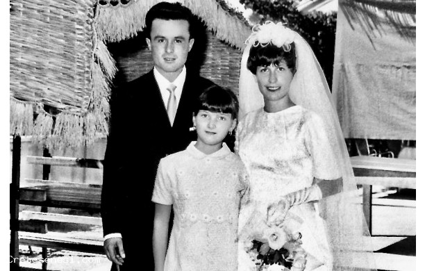 1966 - Gli sposi con la cuginetta della sposa