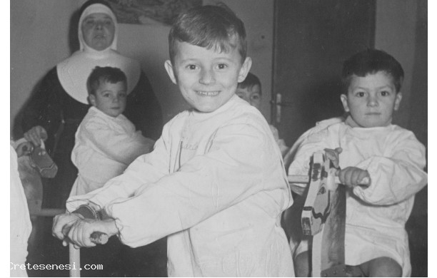 1956 - Carlo sulla giostra delle suore
