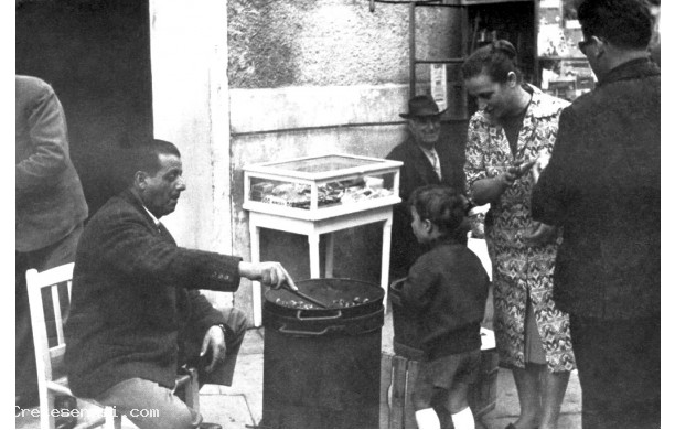 1959 - Le castagne arrosto e la vetrina dei chicchi