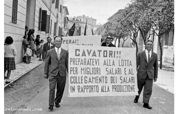 1961 - Il corteo del 1° Maggio sfila in Prato