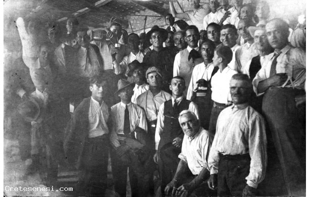 1924? - Gruppo di cavatori insieme sotto una parata per foto ricordo