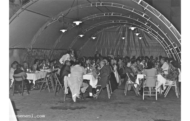 1992 -3- Cena dei Menciaioli, la cena sotto un capannone con telo di plastica