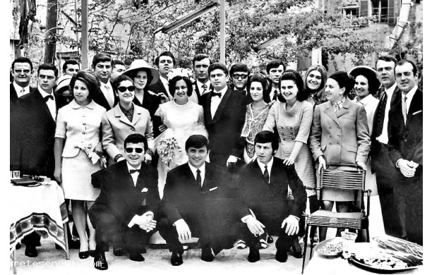 1969, Luned 5 Maggio - Pietrino e Grazia contornati dai numerosi amici