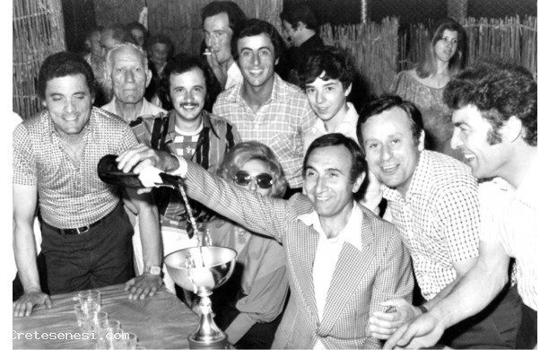 1975 - 8^ Mostra Mercato Ascianese: brindisi con Pippo Baudo