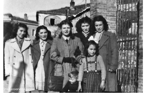 1940 - Ragazze all'uscita dal Lanificio