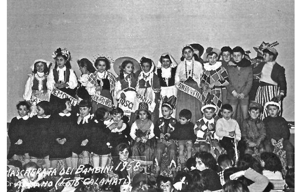 1958 - Foto di gruppo al Carnevale dei Bambini
