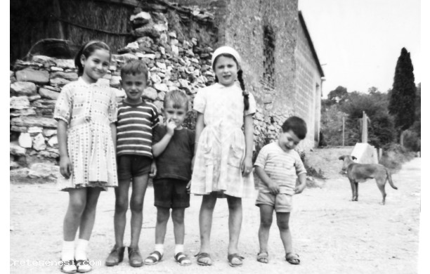 1964 - Gruppo di bambini in campagna