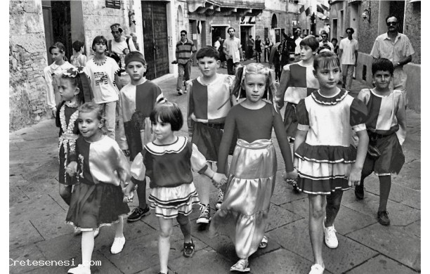 1993 - I cittini della Corona sfilano per Corso Matteotti in occasione del Palio dei Ciuchi