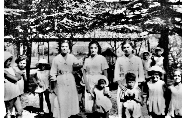 1937 - Assistenti e bambini in colonia