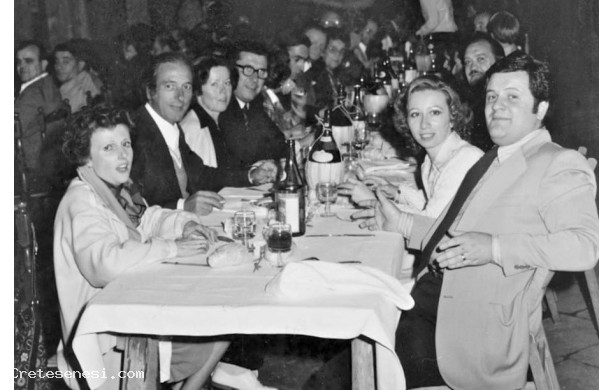 1977 - Garbo d’Oro, una lunga tavolata con alcune persone sconosciute