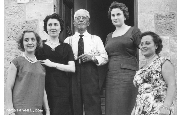 1958, Domenica 31 Agosto - il vecchio Torpigliani circondato dalle donne