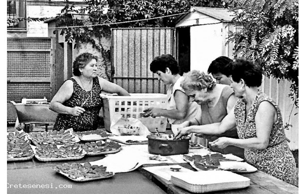 1988 - Le donne della cucina all’opera dentro l’Arena Italia