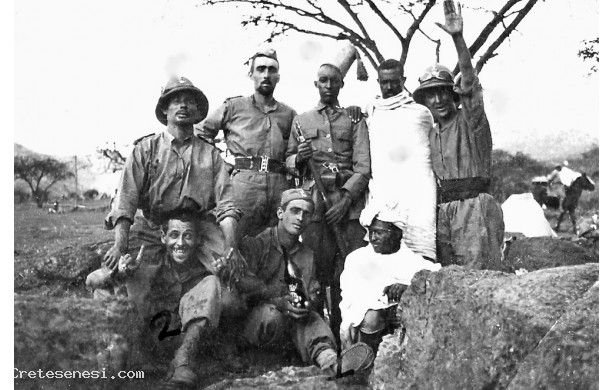 1936, 20 Maggio a Scirè - Gruppo di italiani e di eritrei