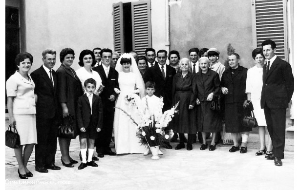 1966 - Foto ricordo degli sposi con i parenti della sposa
