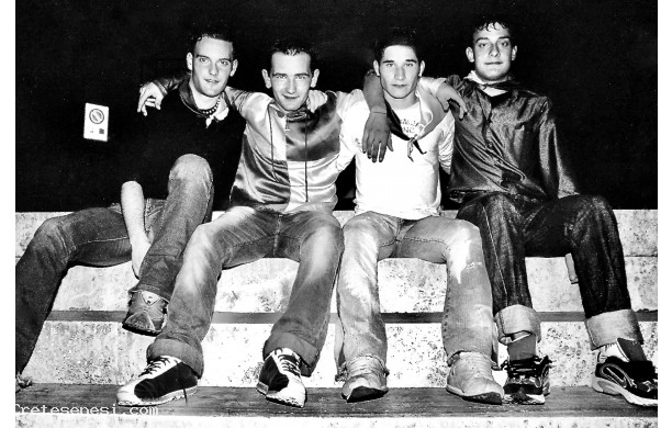2002 - Quattro amici sulle scale di piazza