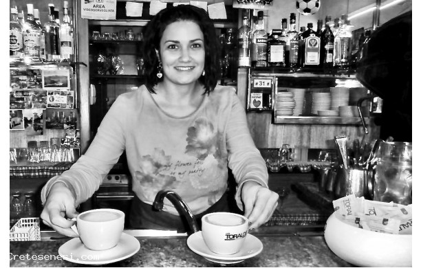 2014, Giovedì 6 Novembre - La bella barista serve cappuccini