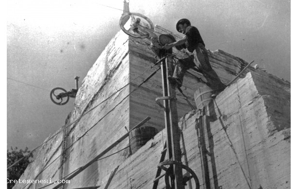 1939 - Operaio Filista mentre lavora in parete
