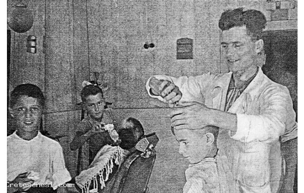 1952 - Tonino barbiere con i suoi giovani collaboratori