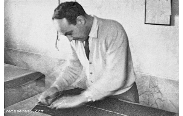 1949 - Il sarto Pieri che taglia un abito maschile