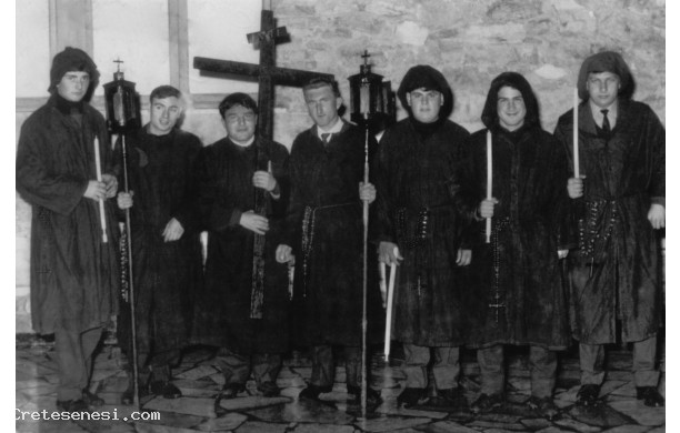 1965? - Volontari della Misericordia pronti per la processione