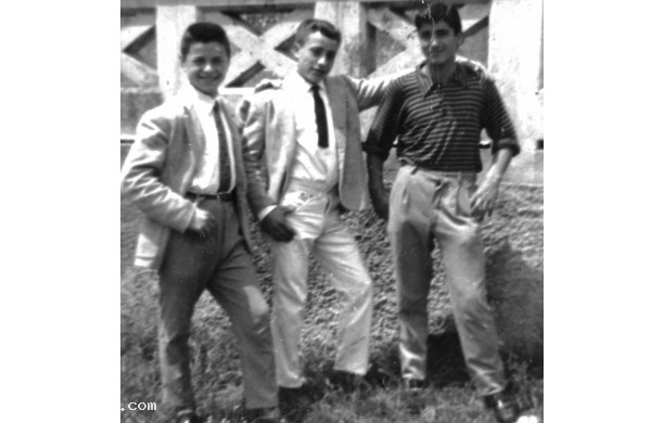 1961 - Tre amici allo stadio, vestiti a festa