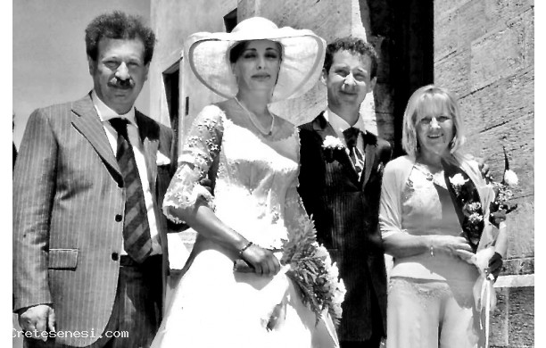 2005, Sabato 21 Maggio - Roberto e Fabiana sul sagrato con la famiglia dello sposo
