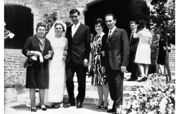 1966, Domenica 22 Maggio - La coppia con i genitori della sposa