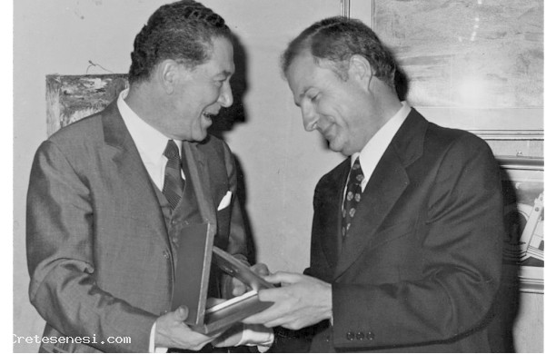 1976 -1- Garbo d'Oro a don Giordano Giustarini, la consegna del premio