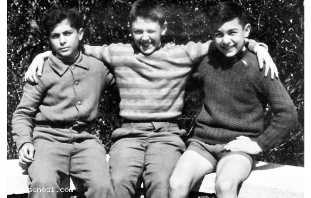 1959? - Tre amici seduti sul murello