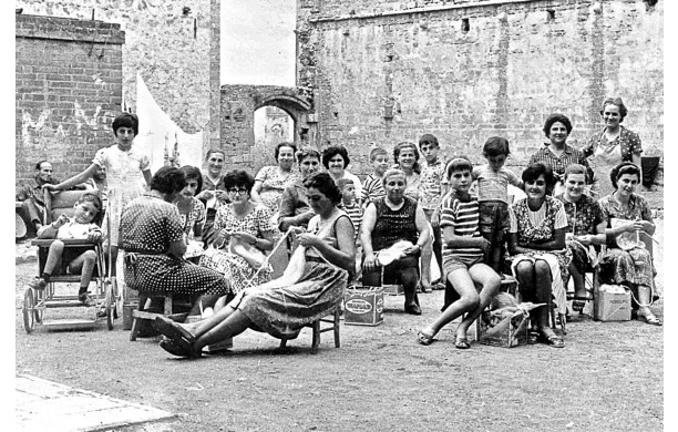 1963 - La comunit di San Francesco riunita nel piazzale
