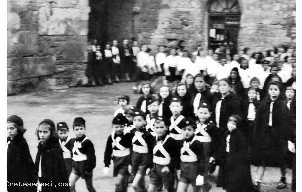 1937, Sabato 27 Novembre - Balilla e Avanguardiste escono da Porta Massini
