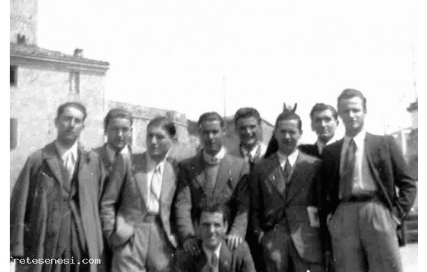 1942 - Gruppo di giovanotti fuori Porta Massini